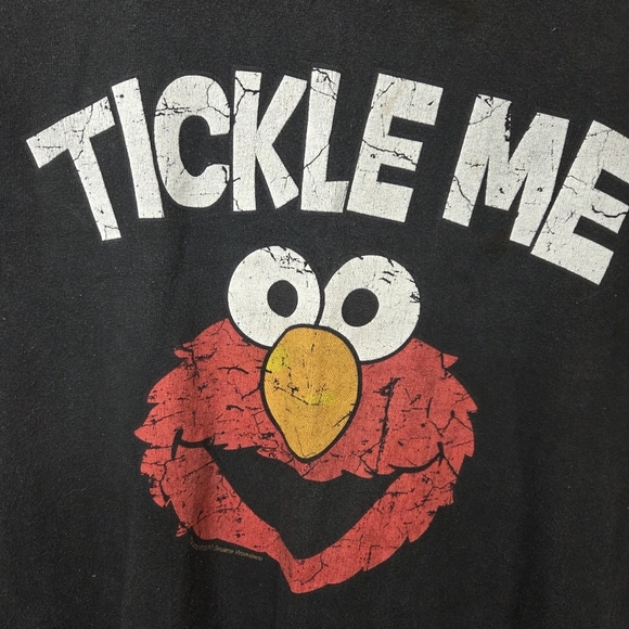 ⭐️Sesame Street Black and Red Elmo Short Sleeve Tee Size Small - Picture 3 of 5